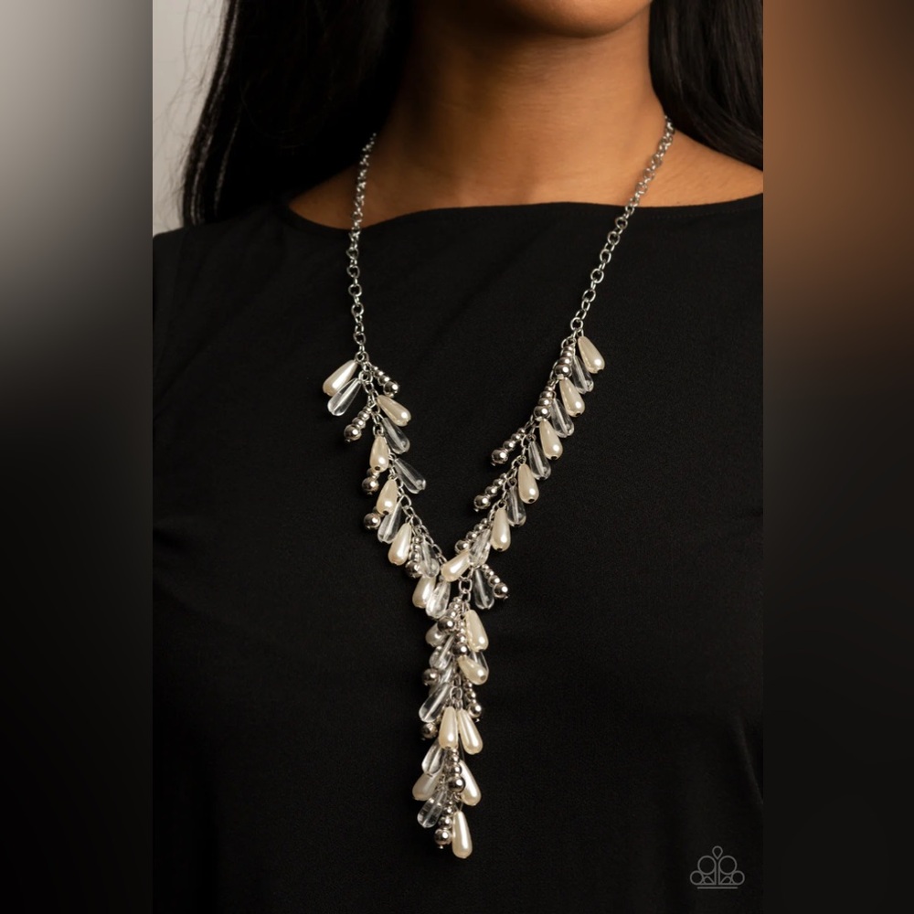 ❤️‍🔥5/$25❤️‍🔥 Dripping With DIVA-ttitude White Necklace